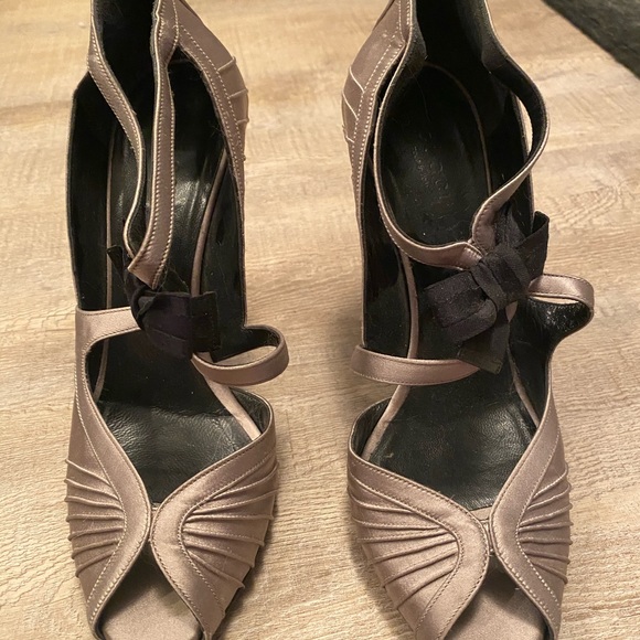 Authentic Gucci rare peep-toe grey satin heels - Picture 8 of 8